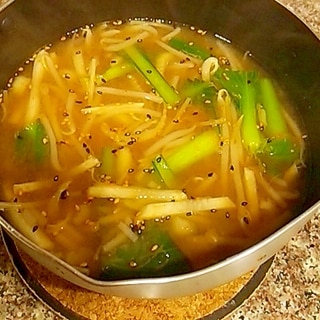 セロリの芯と小松菜の味噌パスタスープ